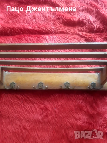 Дървена закачалка