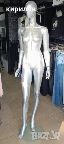 Продавам мъжки и дамски маникен тип робот сребристи на цвят запазени 