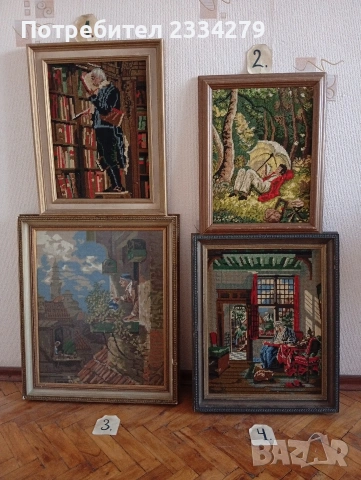 Стари гоблени поставени в дървени рамки. 