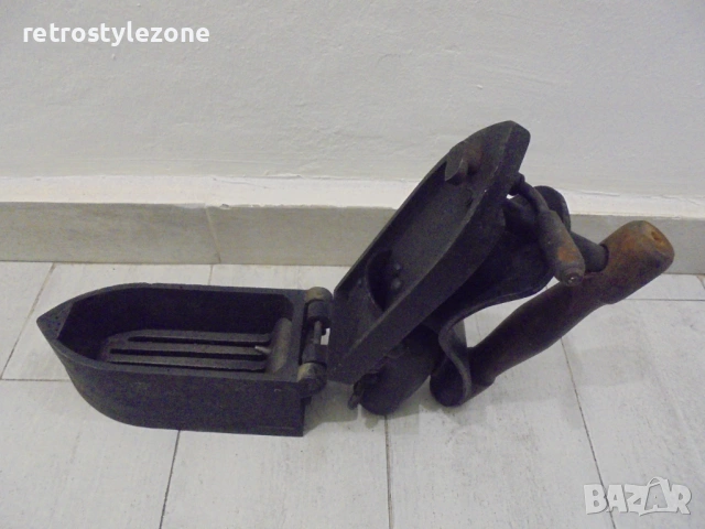 № 8526 Стара чугунена ютия на жар – ДВФ Казанлък – масивна, с комин и клапа, колекционерска, снимка 2 - Антикварни и старинни предмети - 53818655