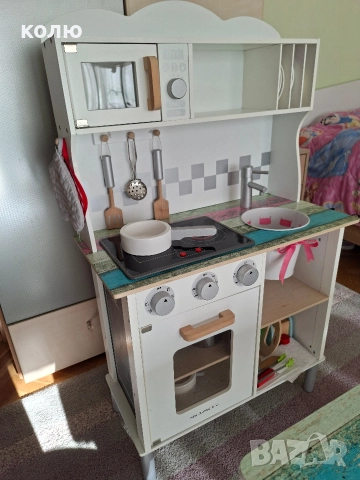 Детска дървена кухня с маса и две столчета, снимка 2 - Маси - 52789133