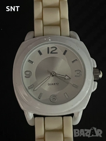 Часовник QUARTZ AVON