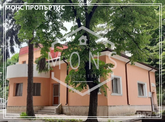 Обзаведена триетажна къща в централната част на гр. Добрич.