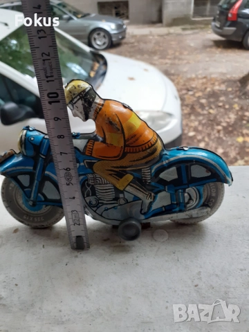 Стара ламаринена играчка с механизъм - моциклетист моторист, снимка 7 - Антикварни и старинни предмети - 51882040