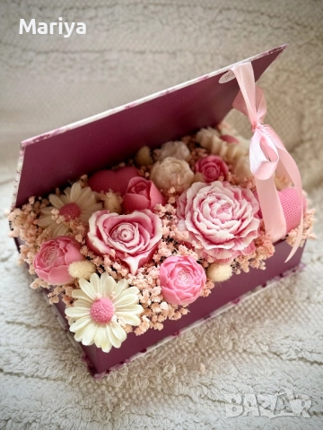 Букет в кутия - книга с цветя от соев восък и аромат. Розов цвят.