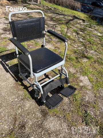 Тоалетен инвалиден стол
