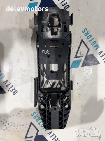 8V0839885 основа за предна дясна дръжка от Audi A3 1.0 TFSI, двигател CHZ, ск. кутия DSG 7 S-tronic 