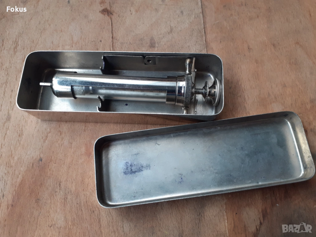 Стара стъклена спринцовка инжекция 19 век с мет. кутия, снимка 1