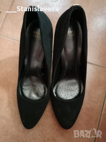 Елегантни обувки на висок ток.