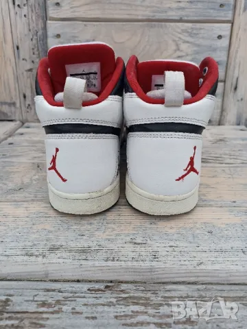 Дамски маратонки Nike Jordan, снимка 2 - Маратонки - 48716358