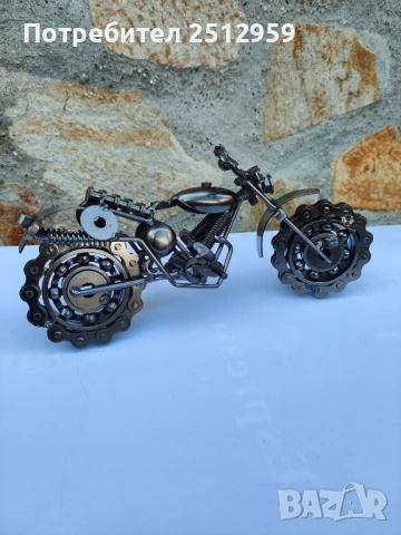 Метален мотоциклет, ръчно изработен от болтове и гайки