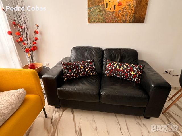 Двуместен, черен, кожен диван. Модел SKOGABY. Закупен от IKEA, снимка 2 - Дивани и мека мебел - 45696398