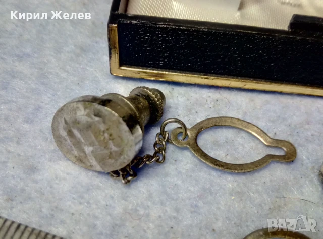 MONARCH Стар ЛУКСОЗЕН КОМПЛЕКТ БУТОНЕЛИ с 2 ИГЛИ За ВРАТОВРЪЗКИ с ФАСЕТИРАНИ КРИСТАЛИ 19014, снимка 12 - Антикварни и старинни предмети - 51371677