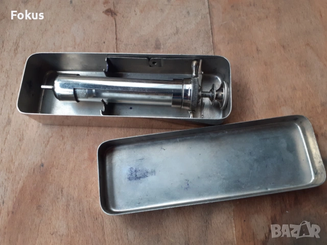 Стара стъклена спринцовка инжекция 19 век с мет. кутия