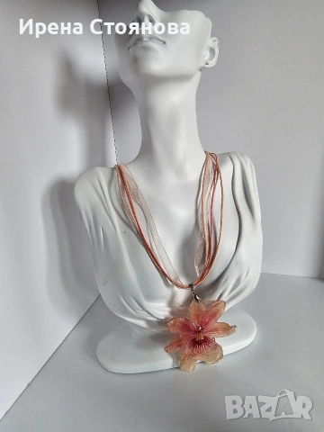 Нежно колие с естествен цвят на орхидея Камбрия. 