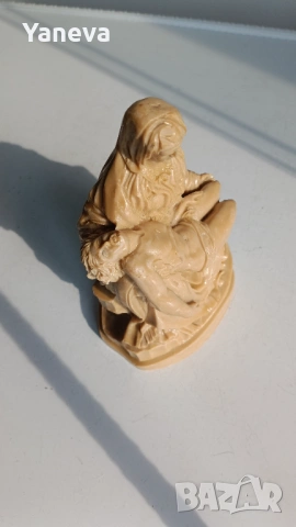 Статуетка „Пиета“ на Микеланджело, изобразяваща Дева Мария, държаща тялото на Исус Христос , снимка 8 - Статуетки - 53727551