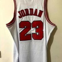 Оригинален мъжки баскетболен потник Mitchell and Ness Michael Jordan 1997-1998 Authentic Jersey , снимка 9 - Спортни дрехи, екипи - 45141696