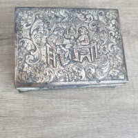 Стара метална кутия за бижута, снимка 1 - Антикварни и старинни предмети - 45035313