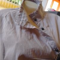 Риза на раета с висока яка и къдрички по нея с копчета в страни, снимка 3 - Ризи - 45844787