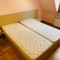 Спалня с два матрака, нощни шкафчета и гардероб, снимка 1 - Спални и легла - 45056238