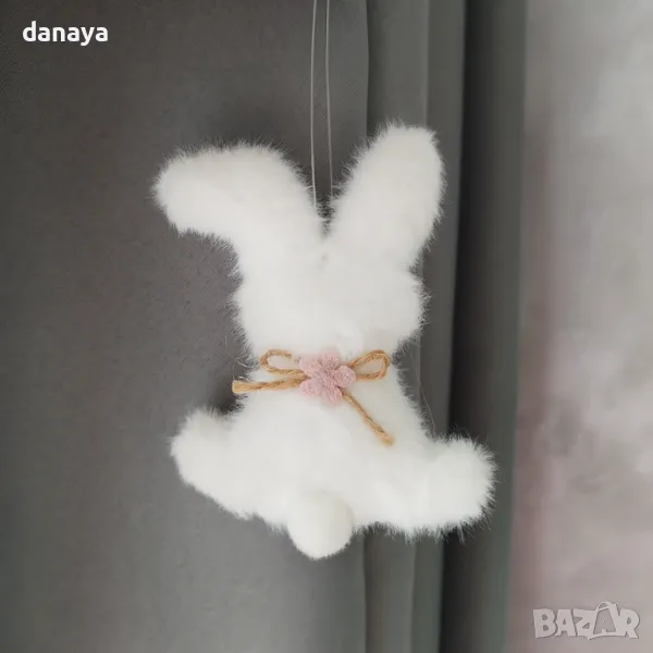 5784 Висяща великденска украса Пухкаво зайче с цвете, 9x7cm, снимка 1