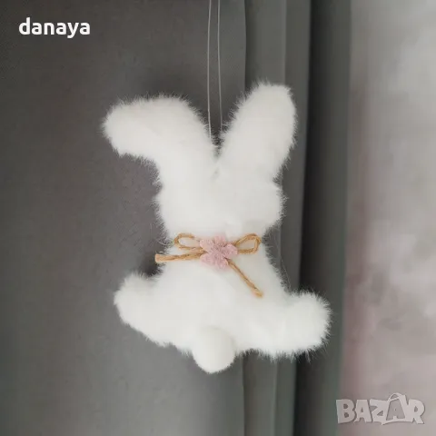 5784 Висяща великденска украса Пухкаво зайче с цвете, 9x7cm