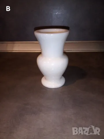 Малка вазичка от бял мрамор