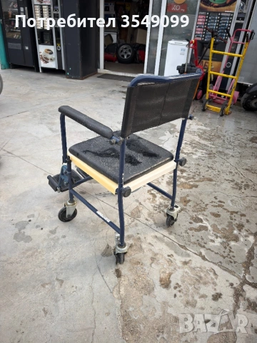 Инвалиден тоалетен стол