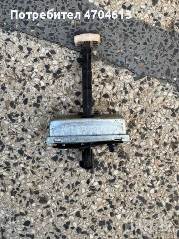 Ограничител и фиксатор на предна дясна врата на Range Rover Evoque само за 50Eur. bj32-23552, снимка 2 - Части - 53050477