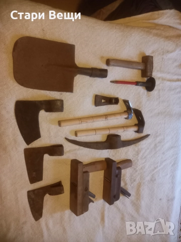 Стари инструменти брадви ножове