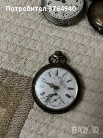 Продавам работещ антикварен джобен часовник с гравиран корпус, снимка 2 - Антикварни и старинни предмети - 53871651