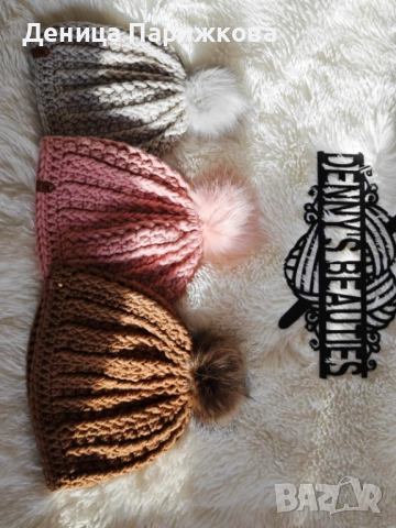 Ръчно плетена шапка „Даниела“ с  релефна плетка и подвижен пухкав помпон, снимка 7 - Шапки - 52623227