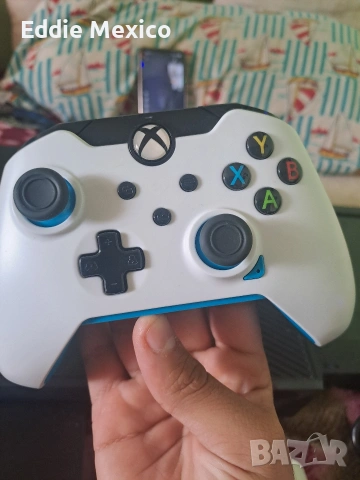 Xbox one с малък телевизор и подарък Forza horizon 3, Battleground 4, dead space , снимка 3 - Xbox конзоли - 53581472