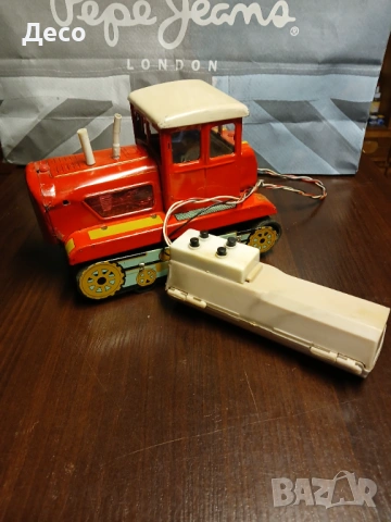 Стара китайска играчка трактор.