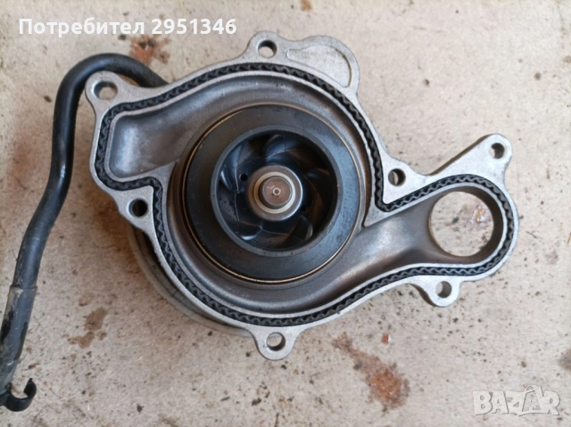 водна помпа audi S5 F5 06M013D 