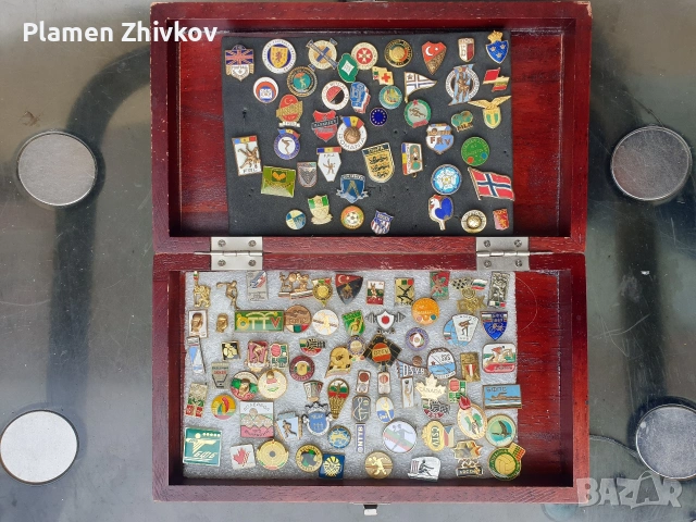 Колекция от значки в мн .хубава дървена кутия , снимка 2 - Колекции - 53560064