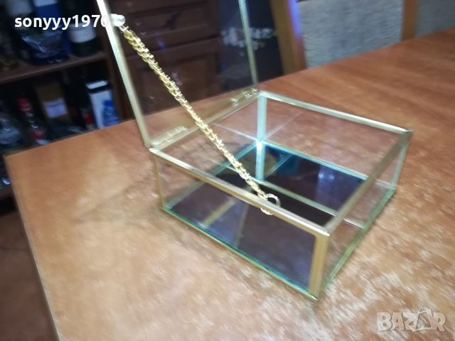 стъклена кутия с златен обков 13х13х6см 0404240912