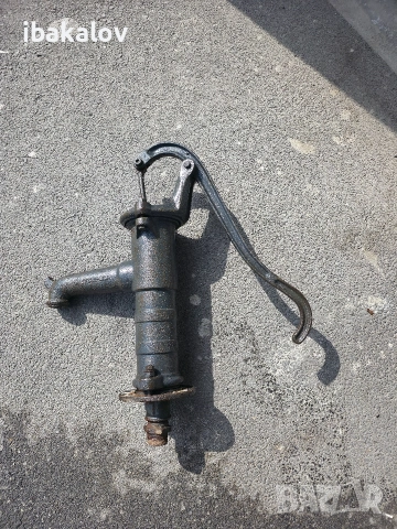 Стара ръчна помпа за напояване или декорация 