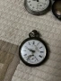 Продавам работещ антикварен джобен часовник с гравиран корпус, снимка 2