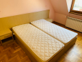 Спалня с два матрака, нощни шкафчета и гардероб, снимка 1 - Спални и легла - 45056238