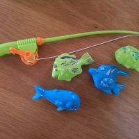 Лот играчки: кола, снежно кълбо с динозавър, игра с рингове-вода, пистолет играчка, въдица с магнитн, снимка 4 - Други - 45058647