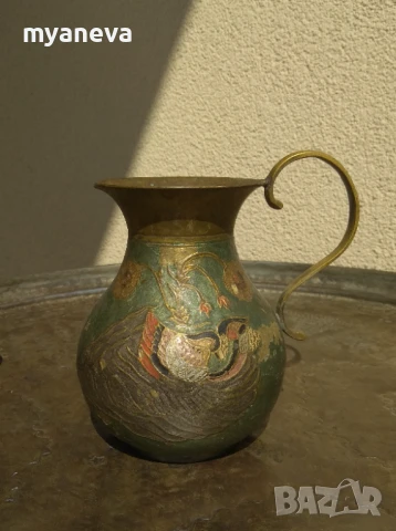 Бронзови съдове с емайл и орнаменти с птици и цветя . 