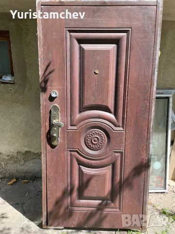 Метална врата с брава двустранно заключване.Без ключ.