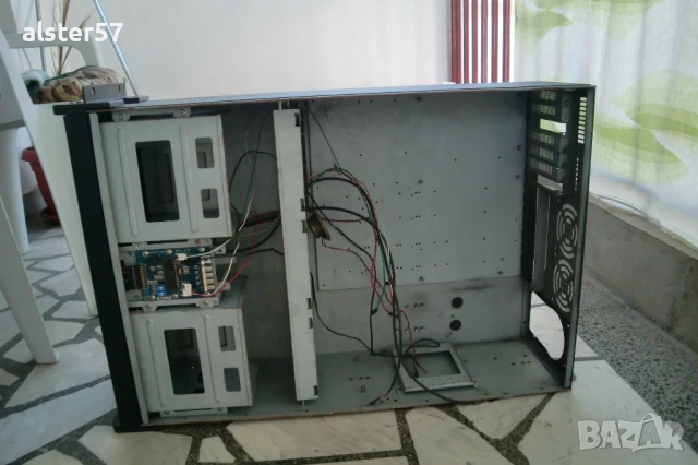 Голяма компютърна кутия, снимка 3 - Работни компютри - 50575443