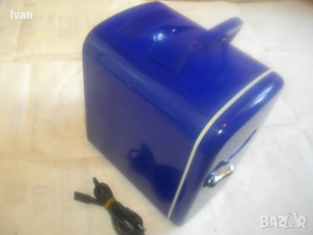 Немски мини хладилник функции изстудяване/затопляне работи на 12V и на 220V Почти нов отличен