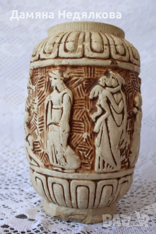 Много красива старинна ваза