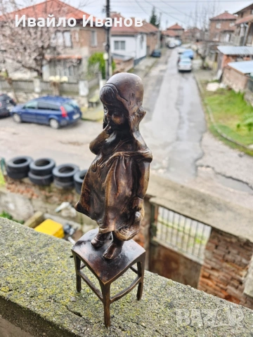 Антикварна бронзова фигура „Момиче на стол“ – 29 см, Belle Époque