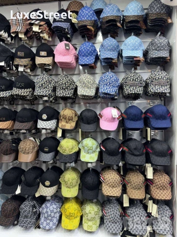 FENDI 🫟 DSQUARED2 🫟MIU MIU 🫟 LOEWE 🫟 ADIDAS 🫟 NIKE 🫟 JORDAN 🫟 VALENTINO 🫟 LOUIS VUITTON 🫟, снимка 5 - Шапки - 54138828