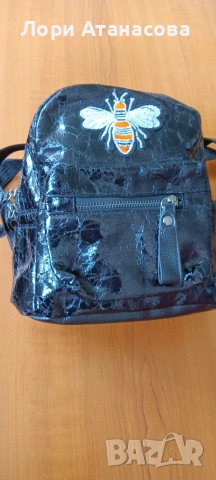 Дамска раница от еко кожа, малка, синя с щампа пчела, снимка 3 - Чанти - 54101116