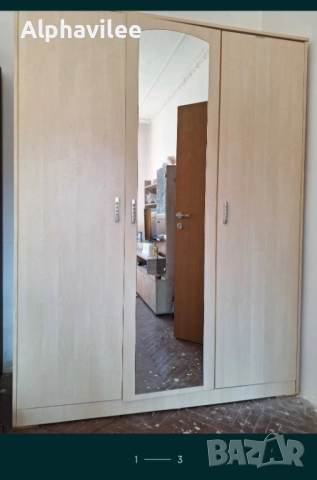 Триклилен гардероб с огледало!